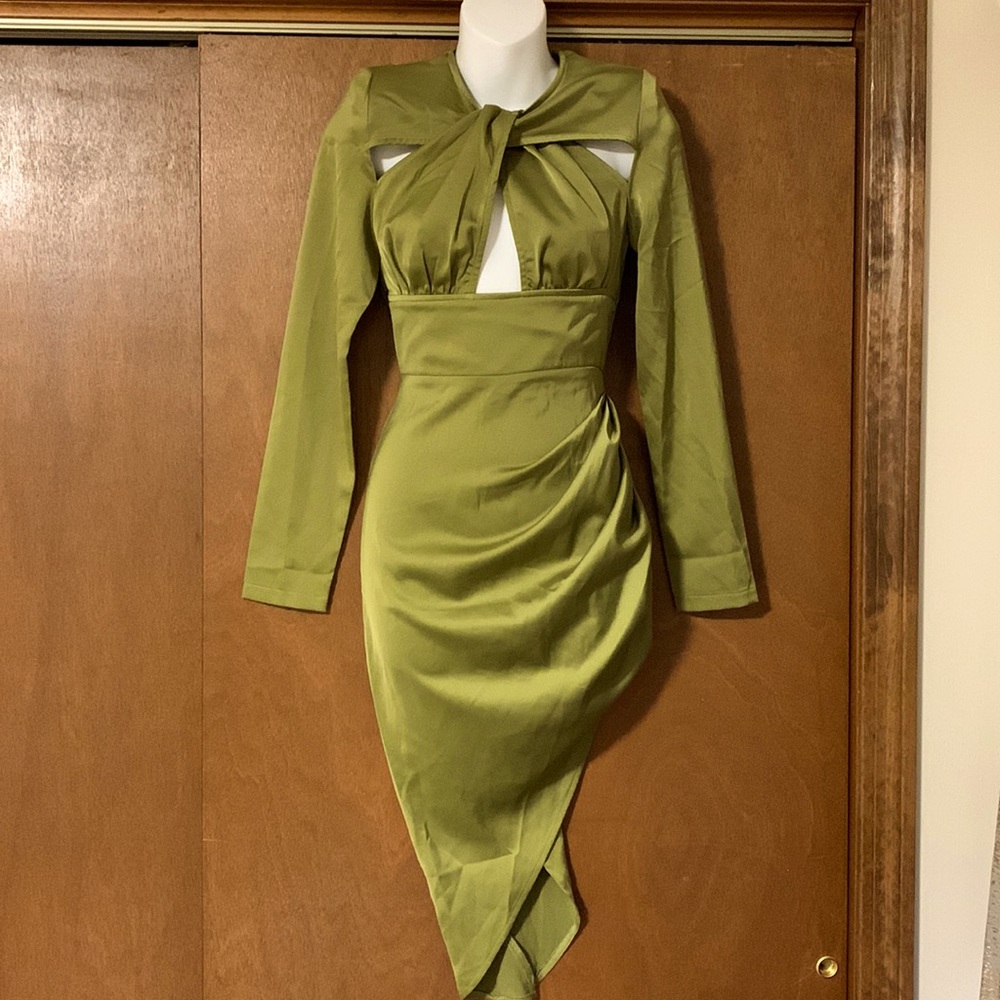 Olive Green Beautiful Body Cut/Out Dress💚 - Picture 3 of 10
